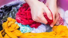 MNOGI SIPAJU DOVOLJNU DOZU OMEKŠIVAČA, ALI ODEĆA NIKAD NE MIRIŠE: Jednu grešku svi prave, a postoji način da veš bude mekan danima