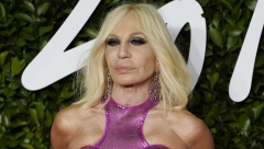 PREVIŠE BOTOKSA, ISKRIVLJENE USNE I NADUVENO LICE Nekada je Donatela Versaće bila lepotica, a evo zašto je promenila lični opis