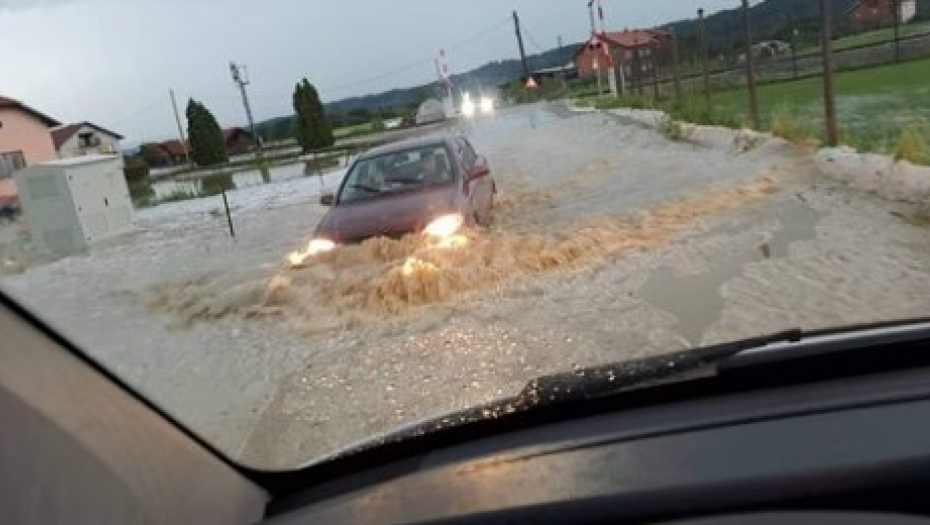 KATASTROFALNO NEVREME U HRVATSKOJ Iščupano drveće, reke teku ulicama, zabelelo kao usred zime! (FOTO)