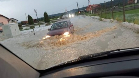 KATASTROFALNO NEVREME U HRVATSKOJ Iščupano drveće, reke teku ulicama, zabelelo kao usred zime! (FOTO)