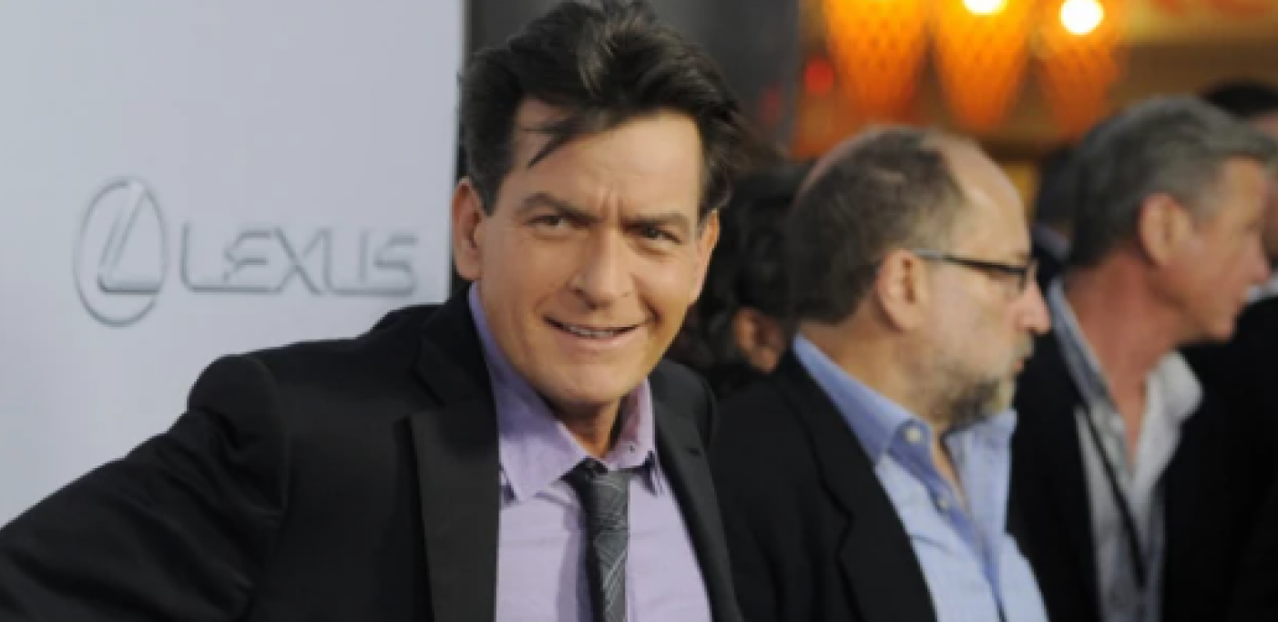 KOMŠINICA POKUŠALA DA UBIJE ČARLIJA ŠINA Pomahnitala žena davila kontroverznog glumca iz hit serije