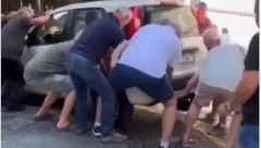 TURISTI GOLIM RUKAMA PODIZALI AUTO Bahati Beograđanin se parkirao na samoj raskrsnici (FOTO)