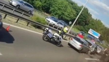 TROJE POVREĐENIH U LANČANOM SUDARU NA AUTOPUTU Zastoj kod benzinske pumpe, policija i Hitna na licu mesta (VIDEO)