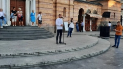 DRAŠKO STANIVUKOVIĆ ODRŽAO MOĆAN GOVOR ISPRED HRAMA HRISTA SPASITELJA Pomenuo jednog čoveka pa dobio gromoglasan aplauz okupljenih građana (FOTO/VIDEO)