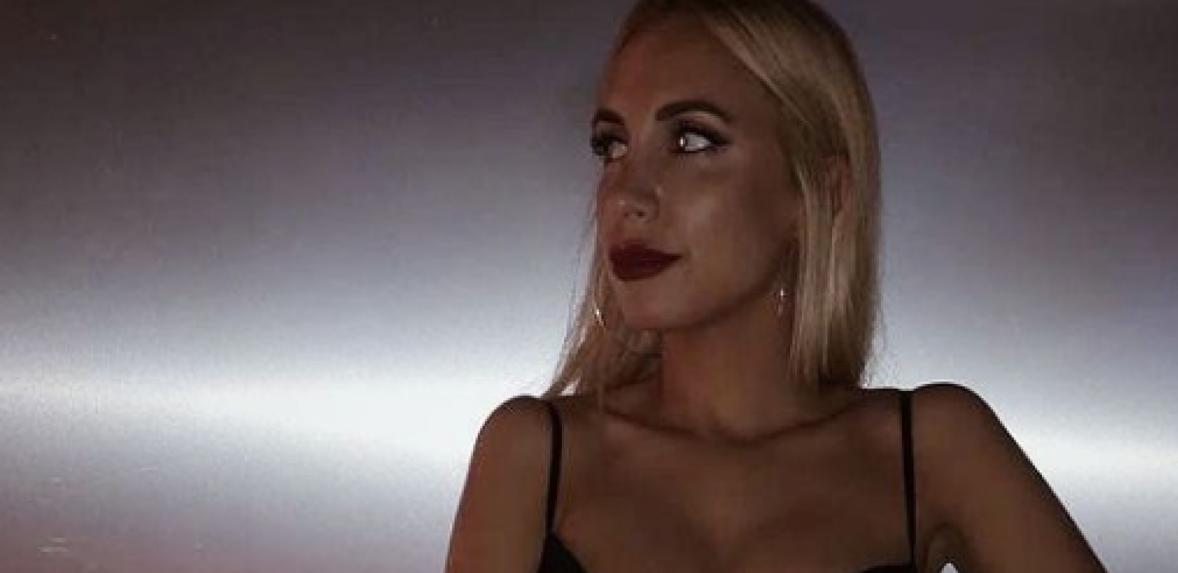 O NJOJ BRUJI OSTRVO Rodila je dete asu Barselone, sada stiže u Englesku sa Darvinom i prava je bomba (FOTO)