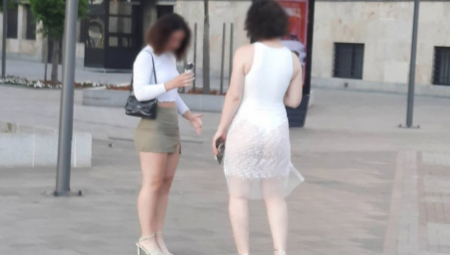 NIJE ZA ONE SA SLABIM SRCEM Polugola devojka prošetala Banjalukom, prolaznici posmatrali u neverici