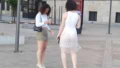 NIJE ZA ONE SA SLABIM SRCEM Polugola devojka prošetala Banjalukom, prolaznici posmatrali u neverici