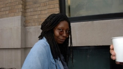 DIJAGNOSTIKOVAN JOJ JE AUTIZAM I BORILA SE SA ZAVISNOŠĆU Iz ponora pakla se uspešno izvukla, a evo koliko miliona danas ima Vupi Goldberg!