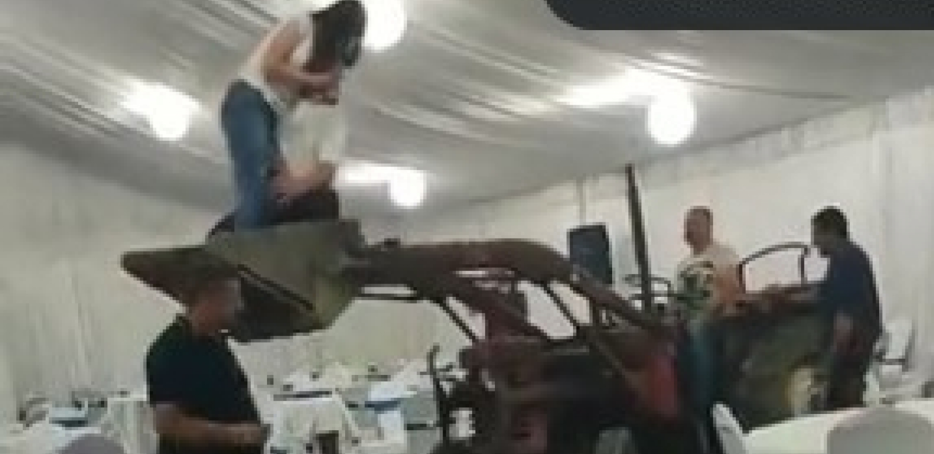 NAJLUĐA SVADBA IKADA Pevačicu popeli na bager da pojačaju "štimung", a ono što je usledilo, šokiralo je goste