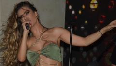 PO SVAKU CENU ŽELI DA JE OSVOJI Tea Tairović potpuno zaludela udvarača, iznenadio je šokantnim gestom