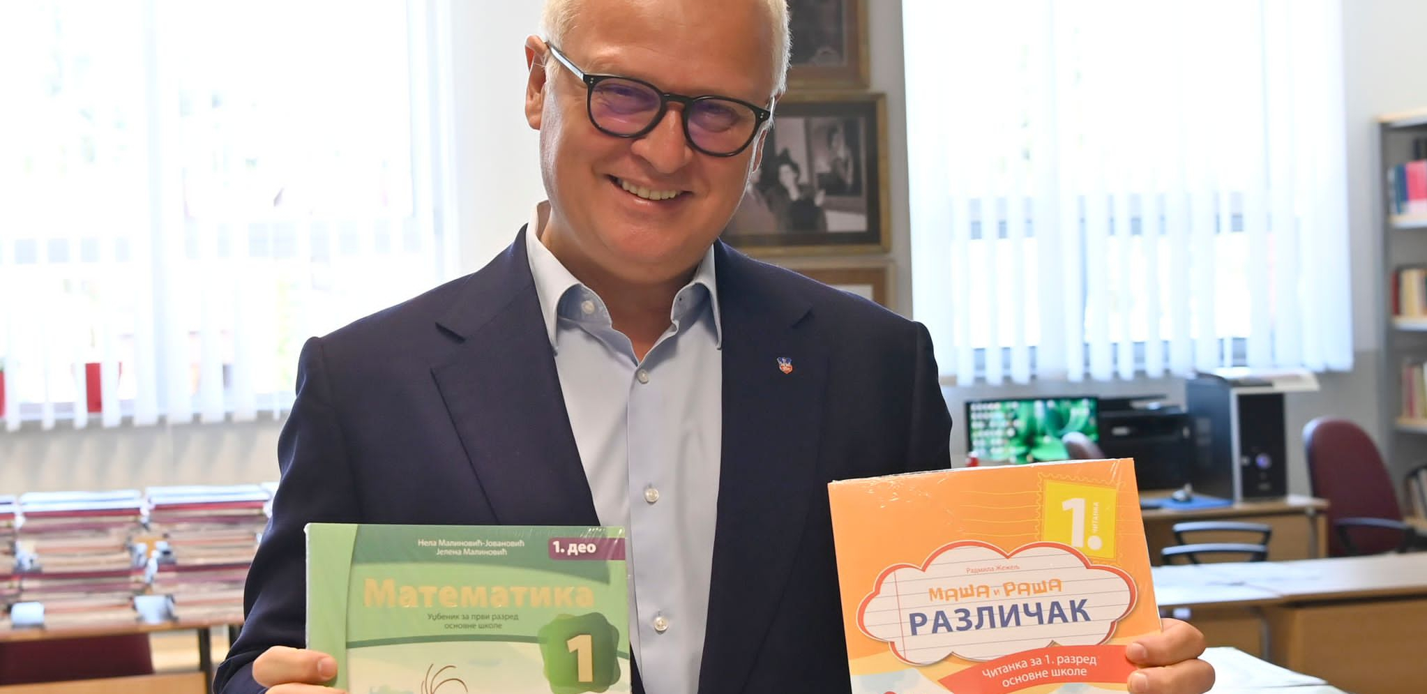 Vesic uručio besplatne udžbenike učenicima osnovnih škola na Paliluli