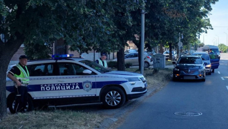 DROGIRANI MALOLETNIK VOZIO AUTO BEZ DOZVOLE Predat roditeljima, beogradska policija isključila iz saobraćaja još dva vozača