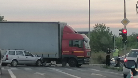 KARAMBOL KOD NOVIH BANOVACA Sudarili se kamion, autobus i još nekoliko automobila!