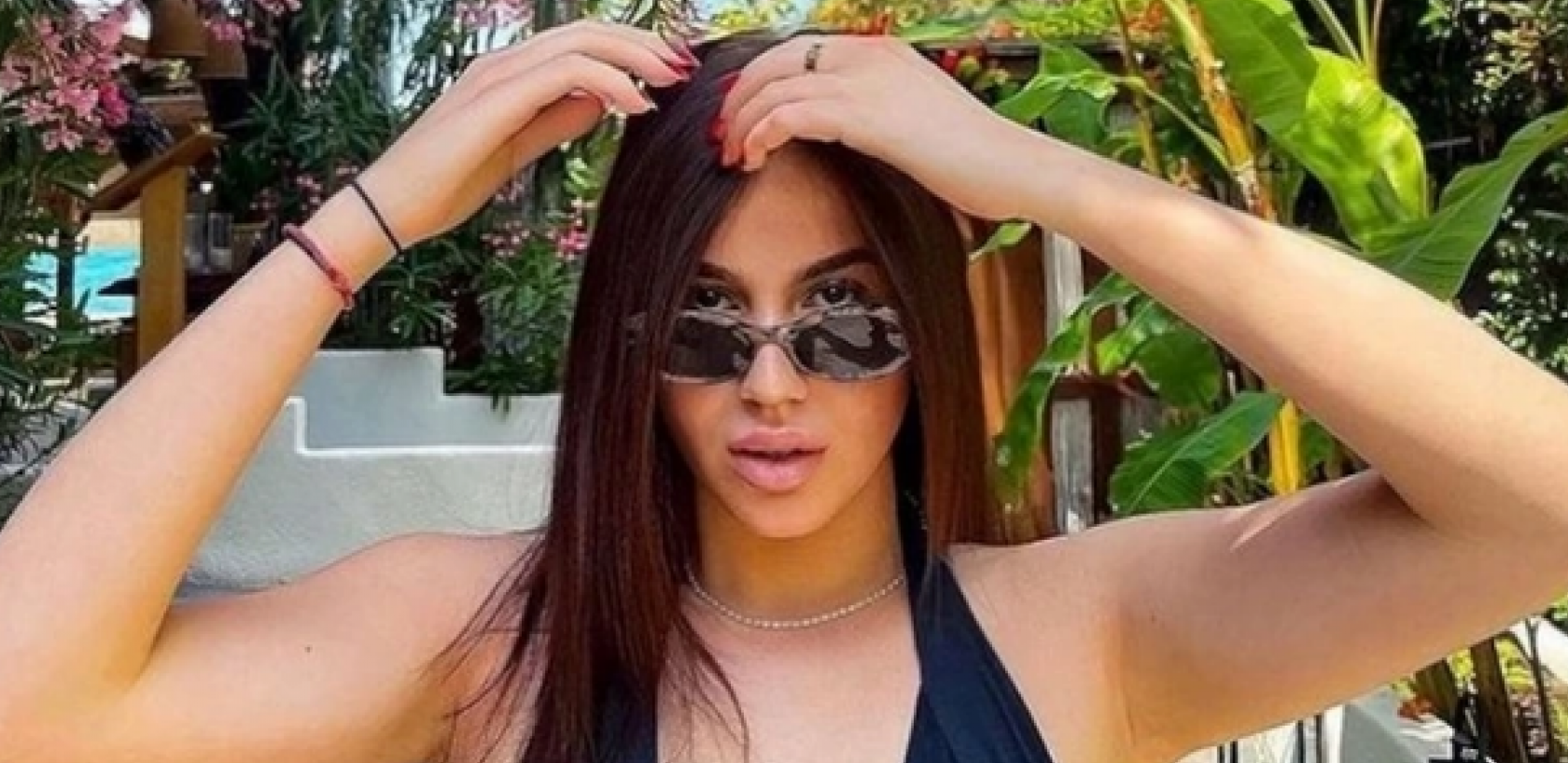 ČOLINA ĆERKA ZAPALILA CRNOGORSKO PRIMORJE Una Čolić mami uzdahe, tanak struk, bujne grudi i preplanuo ten