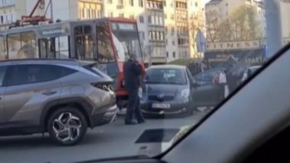 UŽAS U BEOGRADU Okretao se polukružno, pa naleteo na tramvaj!