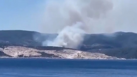 VELIKI POŽAR NA HVARU Bura rasplamsala vatrenu stihiju, desetine vatrogasaca na terenu (FOTO)