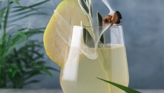 NAPRAVITE OSVEŽAVAJUĆI SOK OD ŽALFIJE: Pravi letnji hit, a mnogi kažu da je zdraviji i od zove