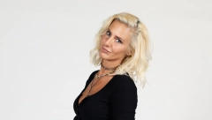 LAKŠE JE SLIKATI SE GOLA, NEGO RADITI U TRAFICI Milica Dabović na meti osuda, usijala društvene mreže