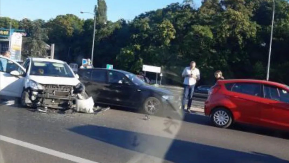 LANČANI SUDAR KOD ARENE NAPRAVIO OPŠTI KOLAPS! Saobraćaj zaustavljen, stvorila se ogromna kolona (FOTO)