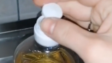 ZNATE ONAJ MALI ČEP NA FLAŠI ULJA? Okrenite ga naopačke - odličan trik za koji niko nije čuo (VIDEO)