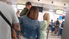 UHVAĆENI ZAJEDNO Jovana Jeremić se na aerodromu vatala s dečkom (FOTO)