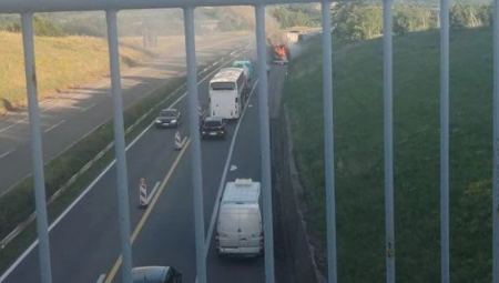 UŽAS KOD RAŽNJA Zapalio se autobus na putu ka Beogradu, vatrena stihija se ne smiruje (FOTO)