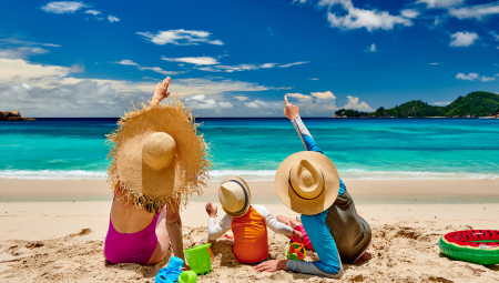 SRPKINJA IZBAČENA IZ APARTMANA SA DECOM ZBOG KOLAČA Važe nova pravila grčkih ugostitelja, turistima se neće svideti