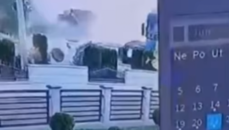 (UZNEMIRUJUĆI VIDEO)  SNIMAK TRAGEDIJE KOD LOZNICE Kamere zabeležile  trenutak direktnog sudara automobila i kamiona