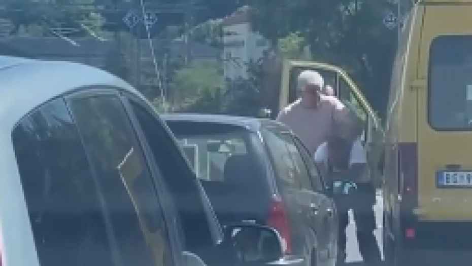 (UZNEMIRUJUĆI VIDEO) ŽESTOKA TUČA NA RAKOVIČKOM PUTU Trojica muškaraca se pesničila nasred kolovoza!