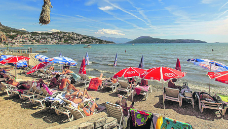 SRBI POBESNELI ZBOG OBJAVE CRNOGORACA! "Znaš koliko volimo da dođete, hoćete ležaljku za 5 evra, svaki dan vam treba nova posteljina!"