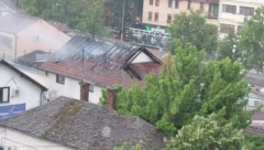 LOKALIZOVAN POŽAR U MLADENOVCU Grom udario u krov, materijalna šteta prevelika (FOTO)