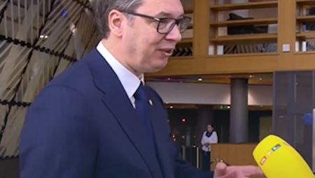 NE RAZMIŠLJAJTE O TOME!  Vučić  odgovorio na pitanje hrvatskog novinara o priznanju Kosova, albanski mediji ovo preneli kao udarnu vest