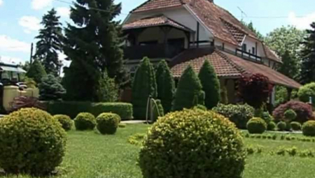 KAKAV SREĆNIK Sređivao vrt i pronašao nakit vredan više od 100.000 evra!