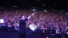 ACO PEJOVIĆ PREKINUO KONCERT Dete palo u nesvest, pevač zvao hitnu pomoć, njegov gest kasnije ostavio bez reči