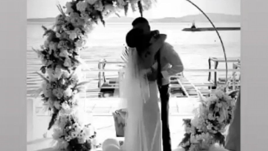 UDALA SE BIVŠA ZADRUGARKA Trudna mlada zablistala u kristalnoj venčanici na intimnoj ceremoniji, pa otkrila pol bebe (FOTO)