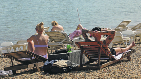 PAKLENO VREME Prema prognozi RHMZ ovog leta nigde ne krećite bez lepeze i kišobrana!