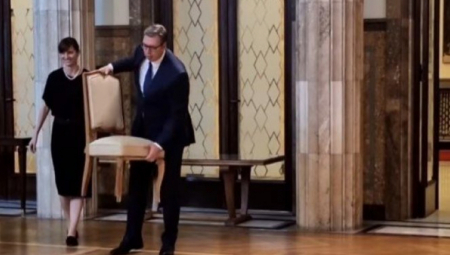 "DAJTE STOLICU ZA ANU! NE, NE, ČEKAJTE, JA ĆU!" Predsednik Vučić oduševio sve kavaljerskim potezom (VIDEO)