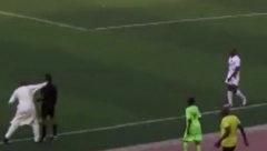 SKANDAL KAKAV FUDBAL NE PAMTI Predsednik kluba batinama naterao sudiju da promeni odluku (VIDEO)