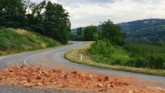 UMALO TRAGEDIJA KOD TOPOLE Blokovi ispali sa kamiona, vozači primetili u zadnji čas (FOTO)