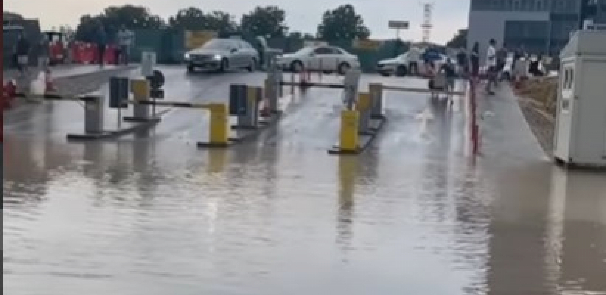 POPLAVLJEN AERODROM U BEOGRADU! Ljudi gazili po barama, voda ušla u zgradu! (FOTO/VIDEO)