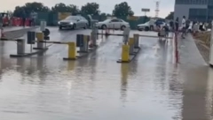 POPLAVLJEN AERODROM U BEOGRADU! Ljudi gazili po barama, voda ušla u zgradu! (FOTO/VIDEO)