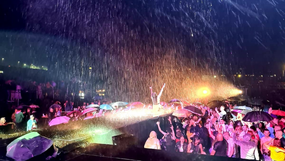 JAČA OD OLUJE! Dragana Mirković mokra do kože pevala u Sokocu, a dobila je i nesvakidašnji poklon (FOTO/VIDEO)