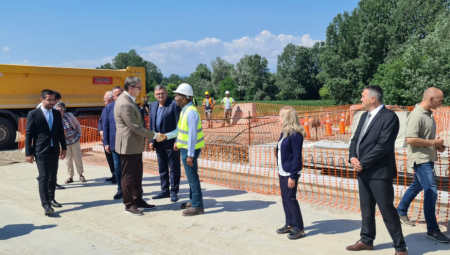 VUČIĆ SA RADNICIMA Predsednik dao obećanje Edinu iz Novog Pazara