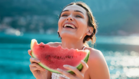 MOŽE NEGATIVNO UTICATI NA VAS AKO IMATE OVO OBOLJENJE Evo šta se dešava vašem telo ako svaki dan jedete lubenicu