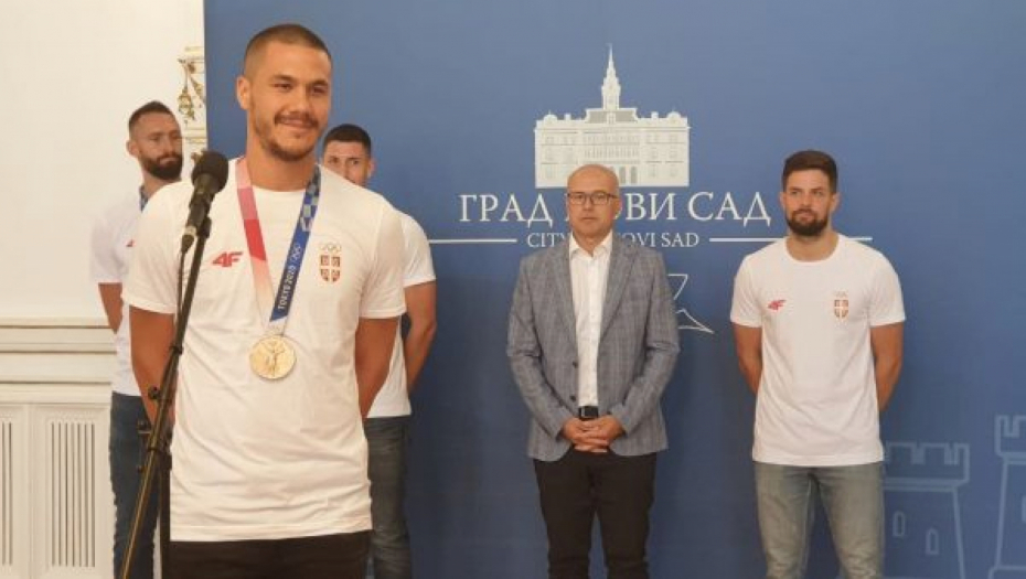 VUČEVIĆ ČESTITAO BASKETAŠIMA NA OSVOJENOM ZLATU "Hvala vam, basketaška gospodo, u ime grada Novog Sada, u ime Srbije"