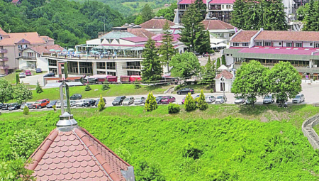 PLATA OD 70.000 DINARA VIŠE NIJE USLOV Evo ko sve može da se prijavi za vaučere za odmor