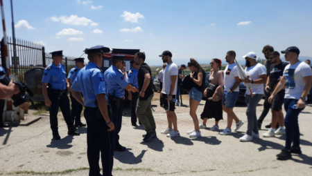 KOSOVSKA POLICIJA MALTRETIRA SRBE NA GAZIMESTANU Pretresaju okupljene, skidaju majice sa srpskim obeležjima, dronovi lete...