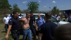 NA GAZIMESTANU PRIVEDEN MLADIĆ IZ BEOGRADA Policija mu stavila lisice na ruke i odvezla ga u Prištinu (FOTO,VIDEO)