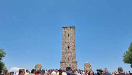 SRBI NASTAVLJAJU MIRNE PROTESTE Bez tradicionalnog okupljanja za Vidovdan na Gazimestanu