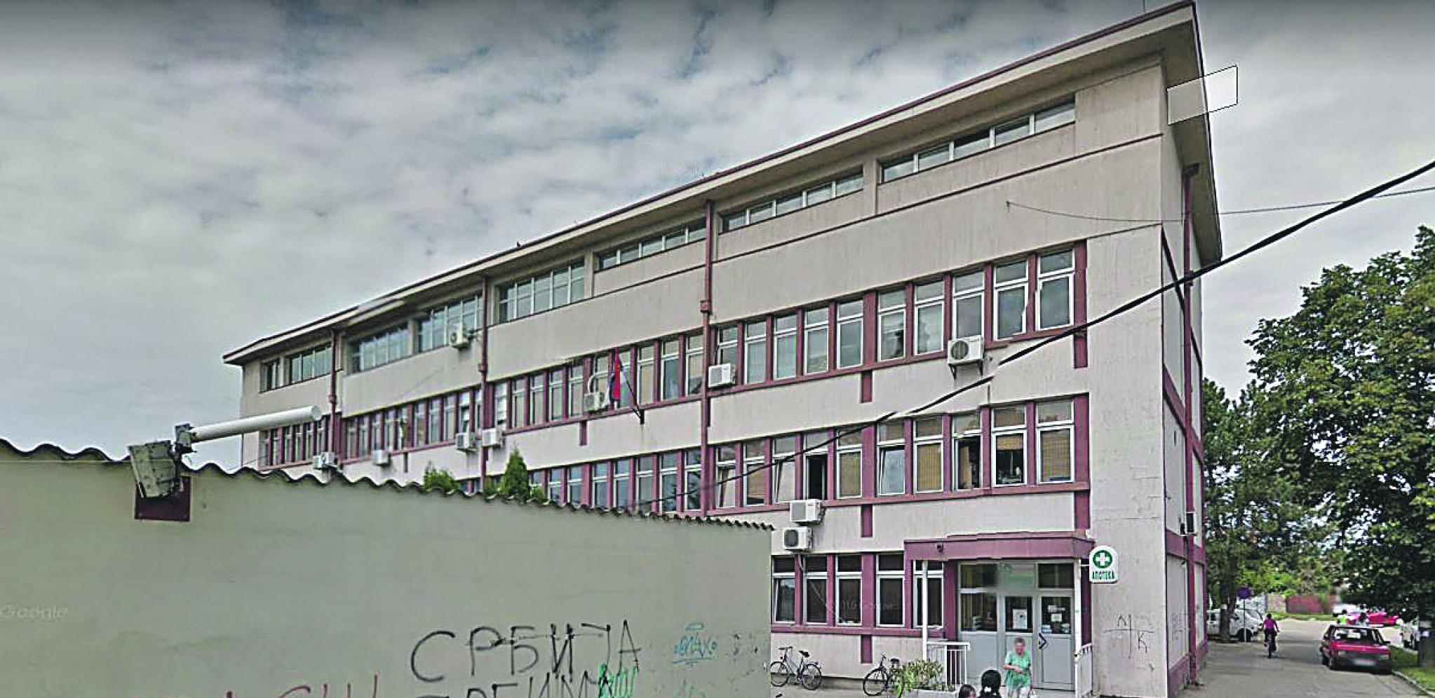 HOROR U KOVINU Deda se zaklao ispred bolnice zbog korone!